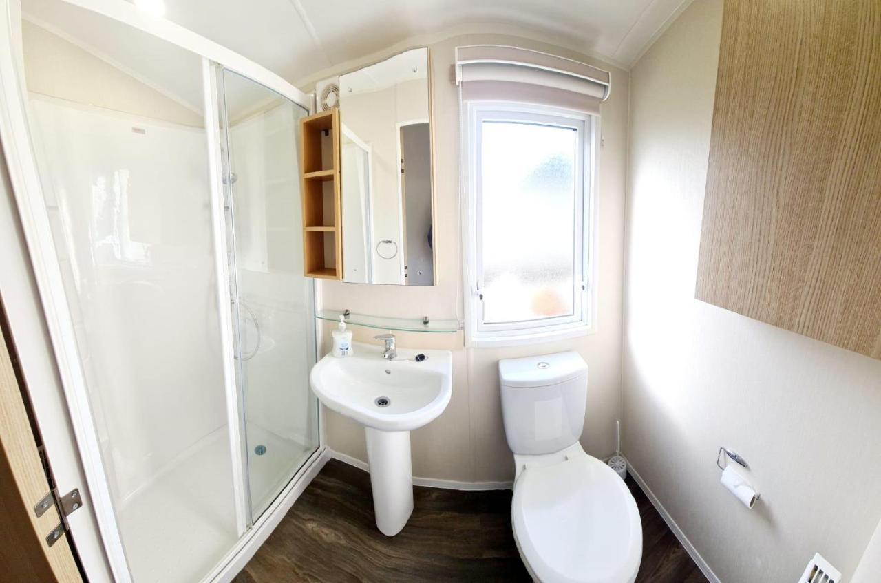 Caravan With Decking And Free Wifi At Seawick Holiday Park Ref 27214Sw Клактън он Сий Екстериор снимка
