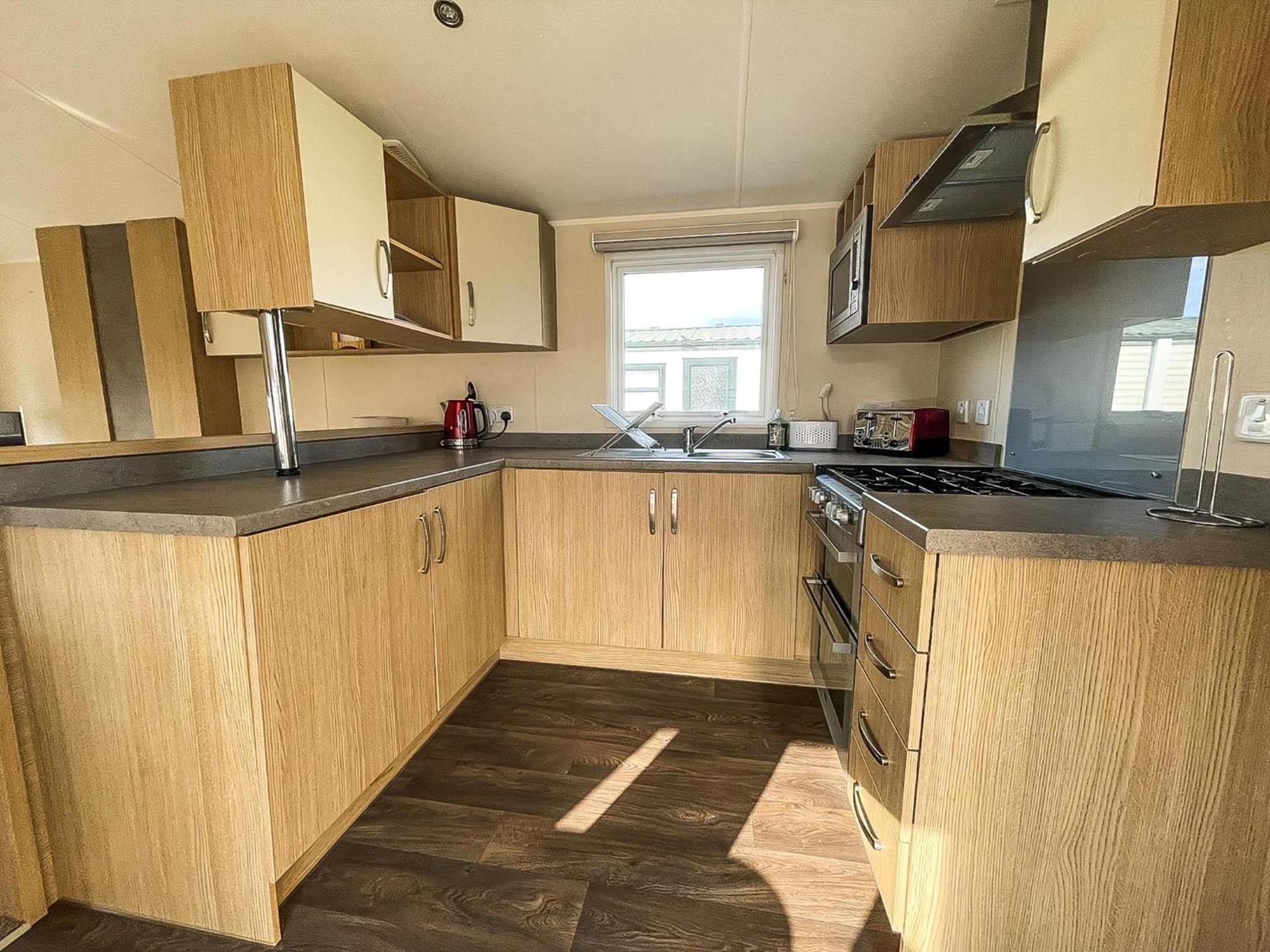 Caravan With Decking And Free Wifi At Seawick Holiday Park Ref 27214Sw Клактън он Сий Екстериор снимка