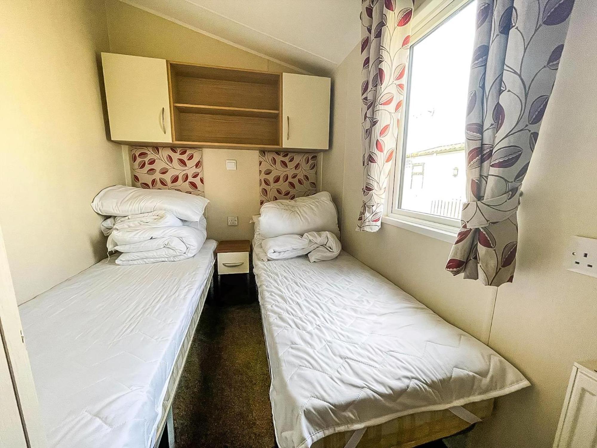 Caravan With Decking And Free Wifi At Seawick Holiday Park Ref 27214Sw Клактън он Сий Екстериор снимка