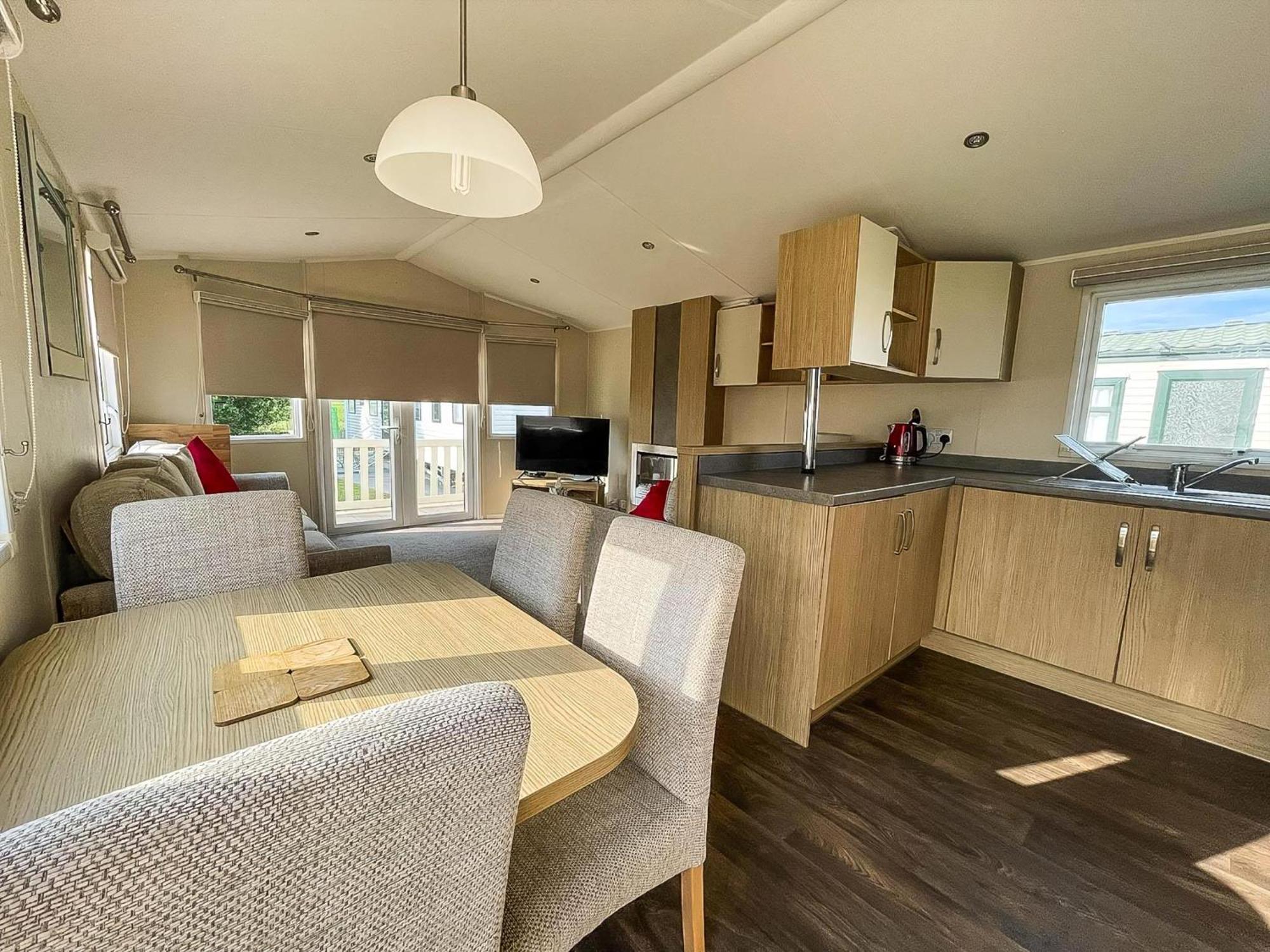 Caravan With Decking And Free Wifi At Seawick Holiday Park Ref 27214Sw Клактън он Сий Екстериор снимка